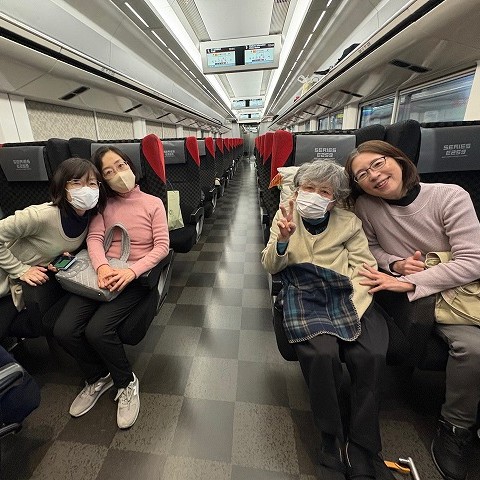 電車で移動する介護旅行の様子 電車で移動する介護旅行の様子